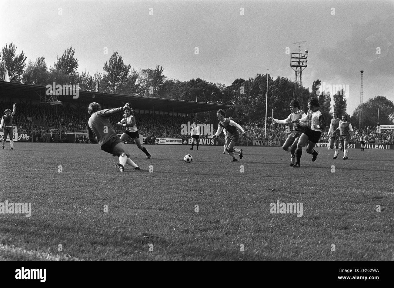 Haarlem contro Feyenoord 0-3, Kreuz (l) segna il secondo goal passato portiere Poldervaart, destro Van Hanegem, 29 settembre 1974, sport, Calcio, Paesi Bassi, foto agenzia stampa del XX secolo, notizie da ricordare, documentario, fotografia storica 1945-1990, storie visive, Storia umana del XX secolo, che cattura momenti nel tempo Foto Stock
