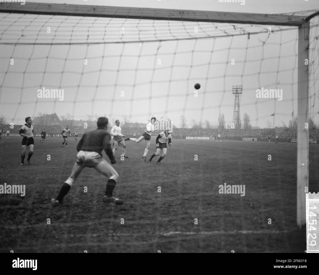 Haarlem contro t Gooi 2-0, giorno della festa, 24 novembre 1962, giorno della festa, sport, Calcio, Paesi Bassi, foto agenzia stampa del XX secolo, notizie da ricordare, documentario, fotografia storica 1945-1990, storie visive, Storia umana del XX secolo, che cattura momenti nel tempo Foto Stock