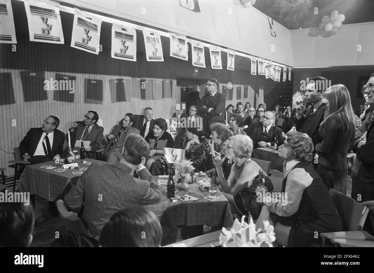 Hans Wiegel VVD all'Aia durante i risultati del Congresso; panoramica, 27 marzo 1974, risultati, I Paesi Bassi, foto agenzia stampa del XX secolo, notizie da ricordare, documentario, fotografia storica 1945-1990, storie visive, Storia umana del XX secolo, che cattura momenti nel tempo Foto Stock