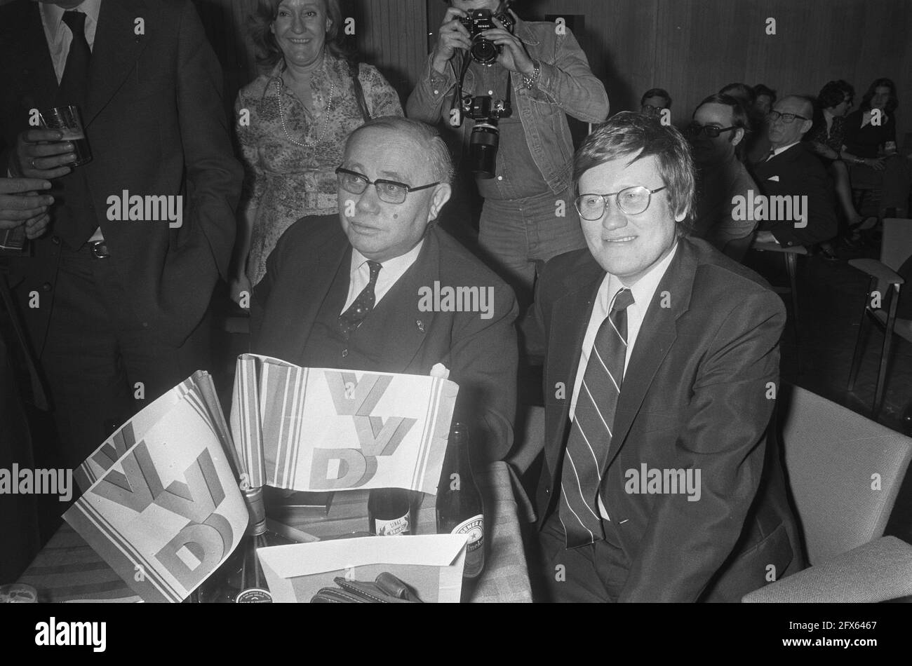 Hans Wiegel VVD, all'Aia, durante i risultati del Congresso; Van Riel e Hans Wiegel, 27 marzo 1974, risultati, Paesi Bassi, foto agenzia stampa del xx secolo, notizie da ricordare, documentario, fotografia storica 1945-1990, storie visive, Storia umana del XX secolo, che cattura momenti nel tempo Foto Stock