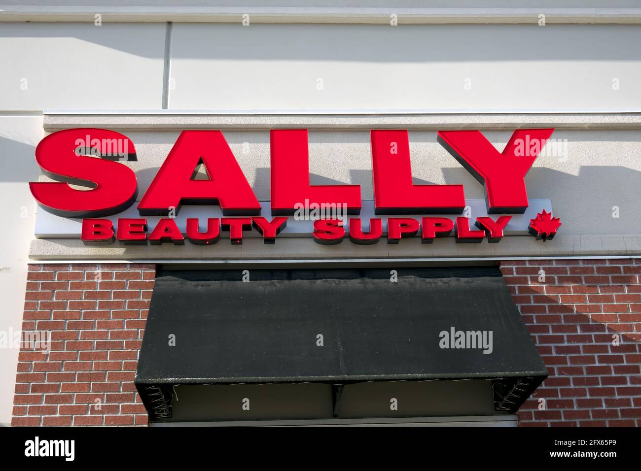 Un cartello di Sally Beauty Supply sulla parte anteriore di un'azienda locale, Pitt Meadows, B. C., Canada. Foto Stock