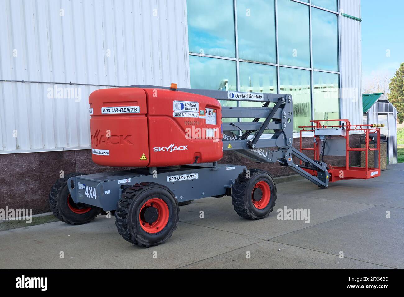 Un ascensore SkyJack da una società di noleggio al di fuori di un negozio al dettaglio nella bassa terra, B. C., Canada. Foto Stock