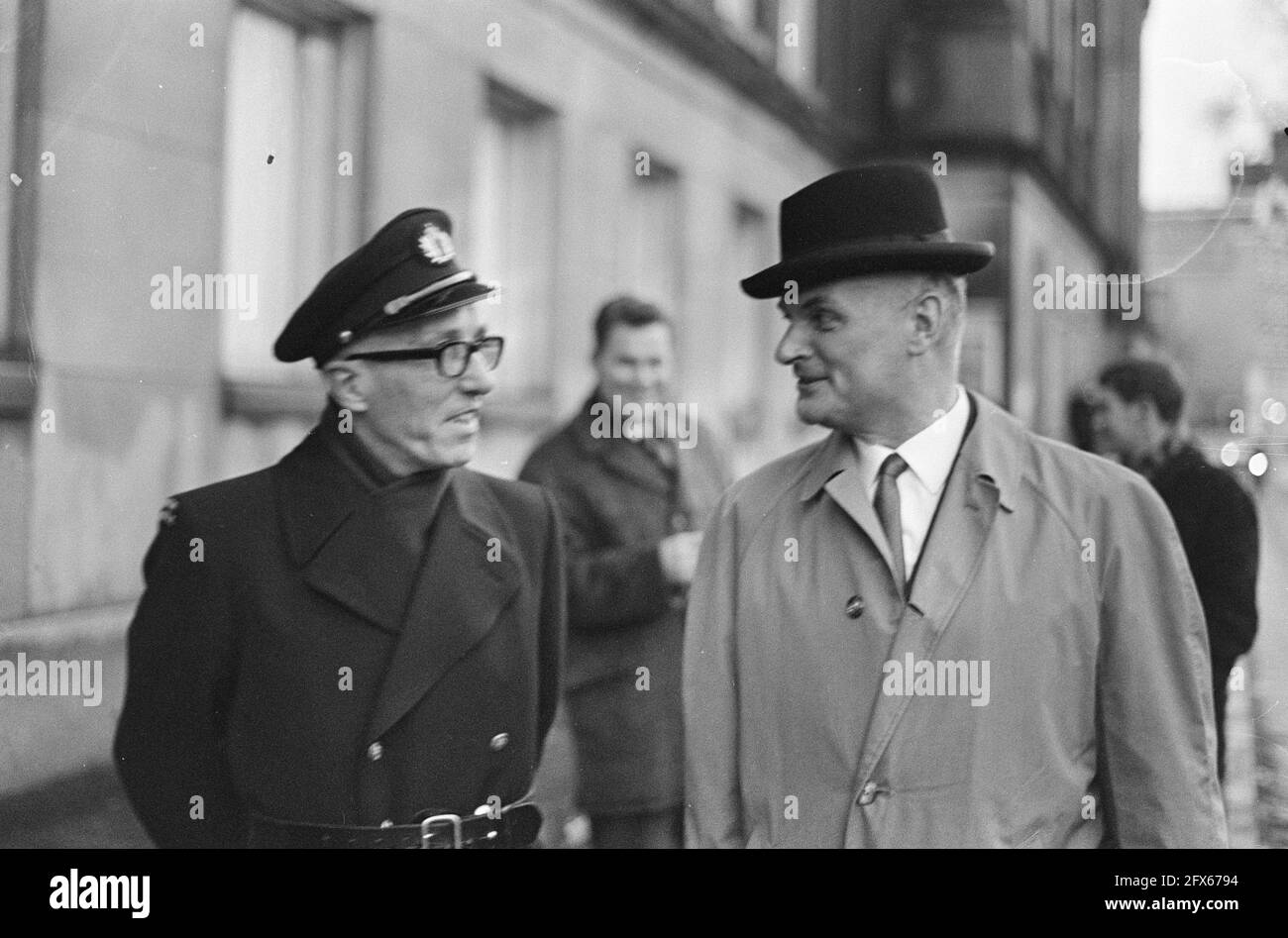 Hendrik Jan Van der Molen in conversazione con un addetto al parcheggio, 30 novembre 1966, cortili, polizia, I Paesi Bassi, foto agenzia stampa del XX secolo, notizie da ricordare, documentario, fotografia storica 1945-1990, storie visive, Storia umana del XX secolo, che cattura momenti nel tempo Foto Stock