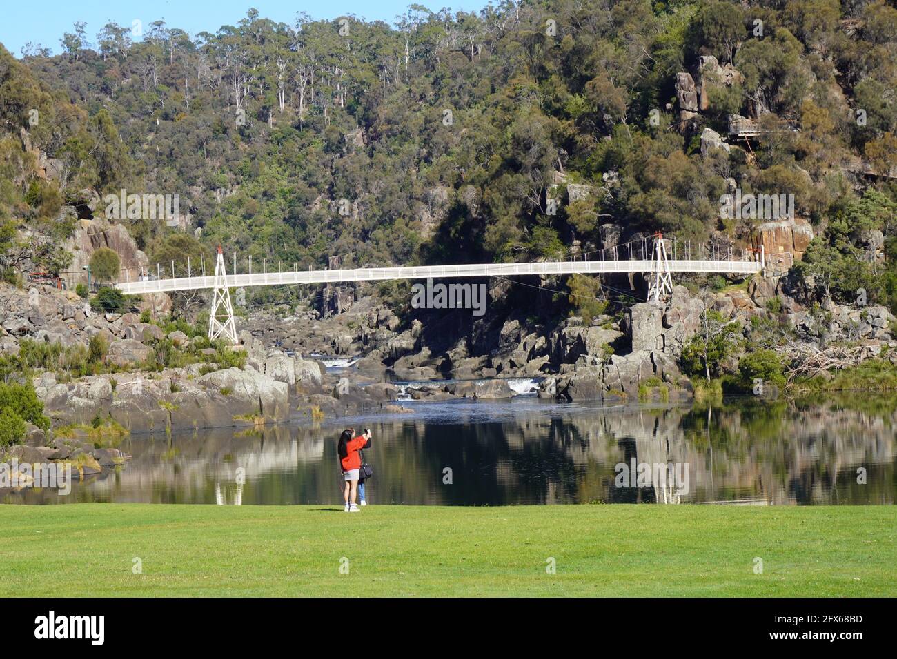 Persone che fotografano Alexandra Suspension Bridge in Cataract Gorge Foto Stock