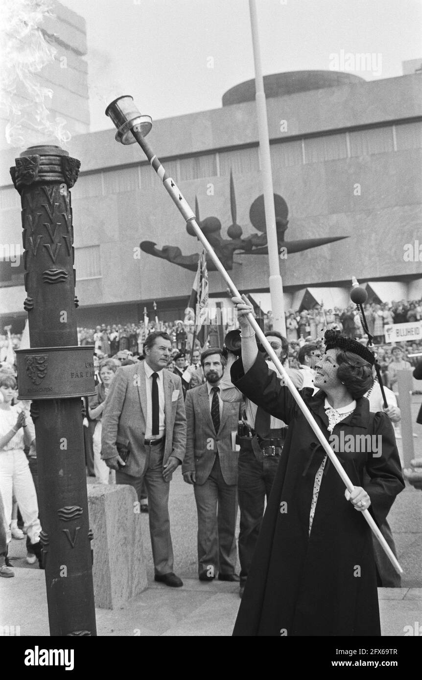 Commemorazione della liberazione di Eindhoven il 18-9-1944, in occasione del 750° anniversario della città, 18 settembre 1982, incendi di liberazione, commemorazioni, queens, Paesi Bassi, foto agenzia stampa del XX secolo, notizie da ricordare, documentario, fotografia storica 1945-1990, storie visive, Storia umana del XX secolo, che cattura momenti nel tempo Foto Stock