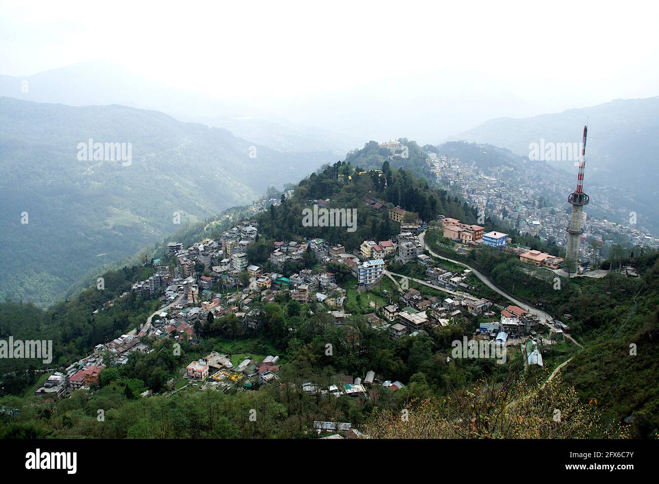 Vista aerea della città di Gangtok da un'altra collina, Sikkim, India, Asia Foto Stock