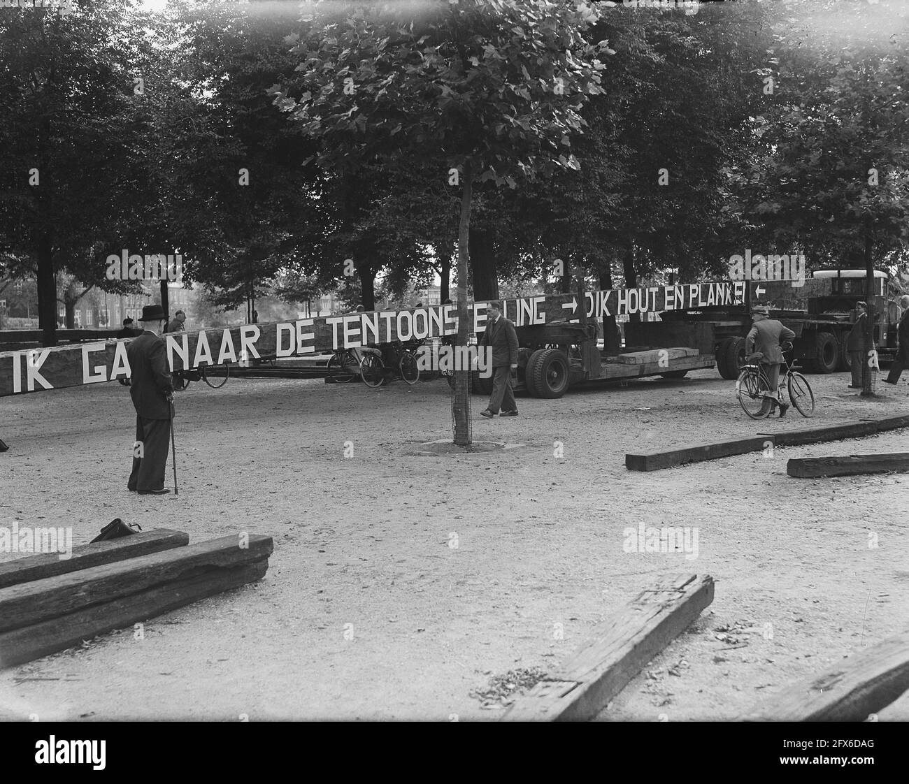 Fornitura di travi pesanti per la mostra del legno, 18 settembre 1953, Supply, Paesi Bassi, foto agenzia stampa del XX secolo, notizie da ricordare, documentario, fotografia storica 1945-1990, storie visive, Storia umana del XX secolo, che cattura momenti nel tempo Foto Stock