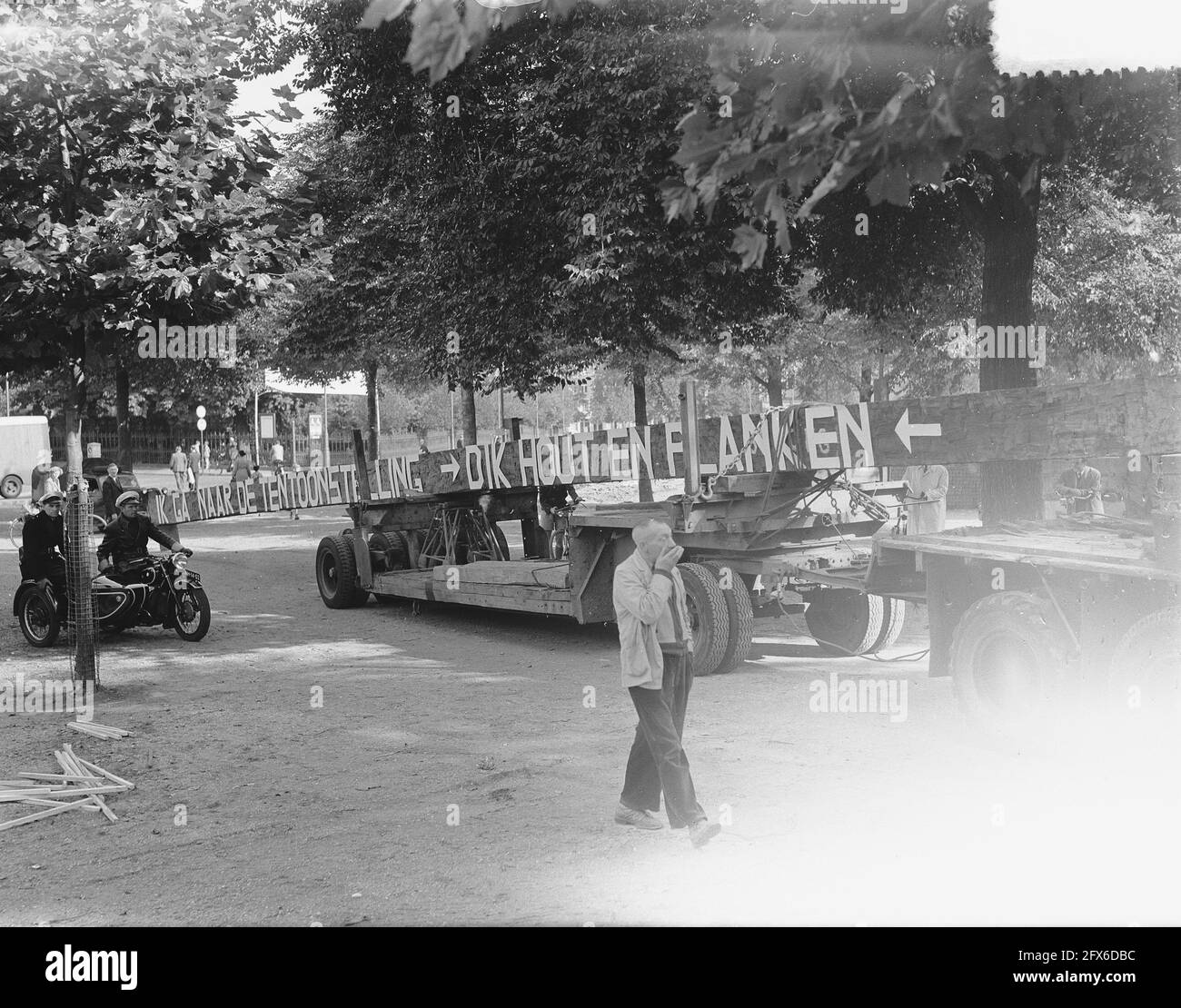 Fornitura di travi pesanti per la fiera del legno, 18 settembre 1953, Supply, Paesi Bassi, foto agenzia stampa del XX secolo, notizie da ricordare, documentario, fotografia storica 1945-1990, storie visive, Storia umana del XX secolo, che cattura momenti nel tempo Foto Stock