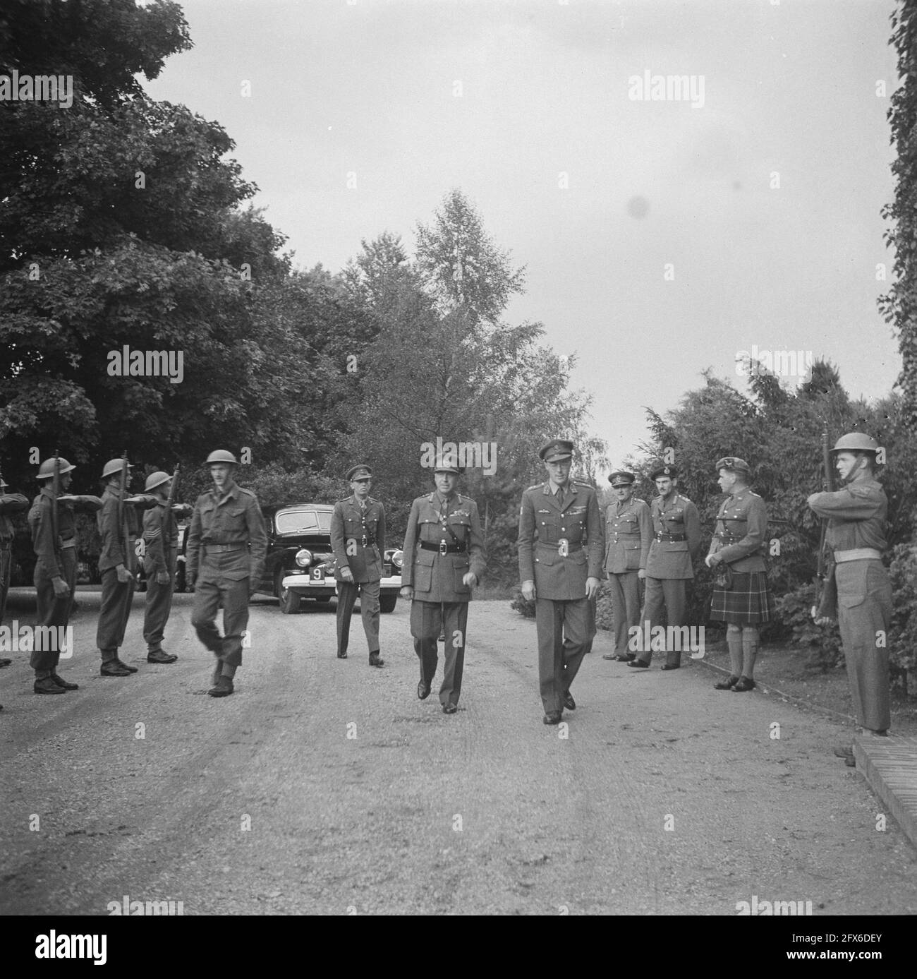 Il principe Bernhard presenta la Grande Croce nell'ordine di Orange-Nassau con le spade al generale canadese Crerar. Il Generale arriva ad Apeldoorn, 20 luglio 1945, militare, decorazioni, princes, Paesi Bassi, foto agenzia stampa del XX secolo, notizie da ricordare, documentario, fotografia storica 1945-1990, storie visive, Storia umana del XX secolo, che cattura momenti nel tempo Foto Stock