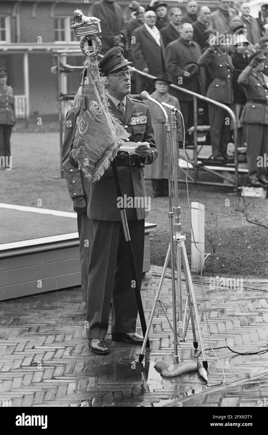 Il principe Bernhard presenta un nuovo standard agli Hussari di Boreel. Principe Bernhard con nuovo standard, 13 dicembre 1961, forze armate, unità militari, Militare, banner, Paesi Bassi, foto agenzia stampa del XX secolo, notizie da ricordare, documentario, fotografia storica 1945-1990, storie visive, Storia umana del XX secolo, che cattura momenti nel tempo Foto Stock