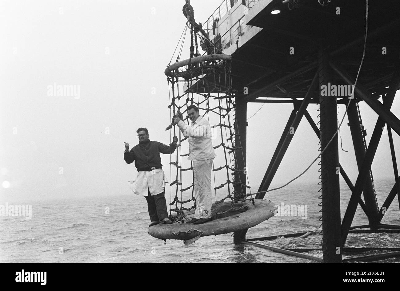 L'isola di REM, il cuoco e il suo assistente stand nel ciminiera che aspettano per fornitura barca, 16 dicembre 1964, Paesi Bassi, 20 ° secolo agenzia stampa foto, notizie da ricordare, documentario, fotografia storica 1945-1990, storie visive, Storia umana del XX secolo, che cattura momenti nel tempo Foto Stock