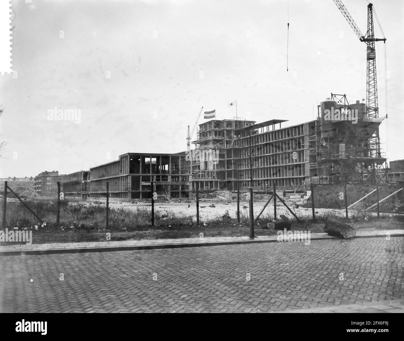L'issaggio della bandiera al Roode Kruisziekenhuis dell'Aia, 10 gennaio 1958, bandiere, Paesi Bassi, foto agenzia stampa del xx secolo, notizie da ricordare, documentario, fotografia storica 1945-1990, storie visive, Storia umana del XX secolo, che cattura momenti nel tempo Foto Stock