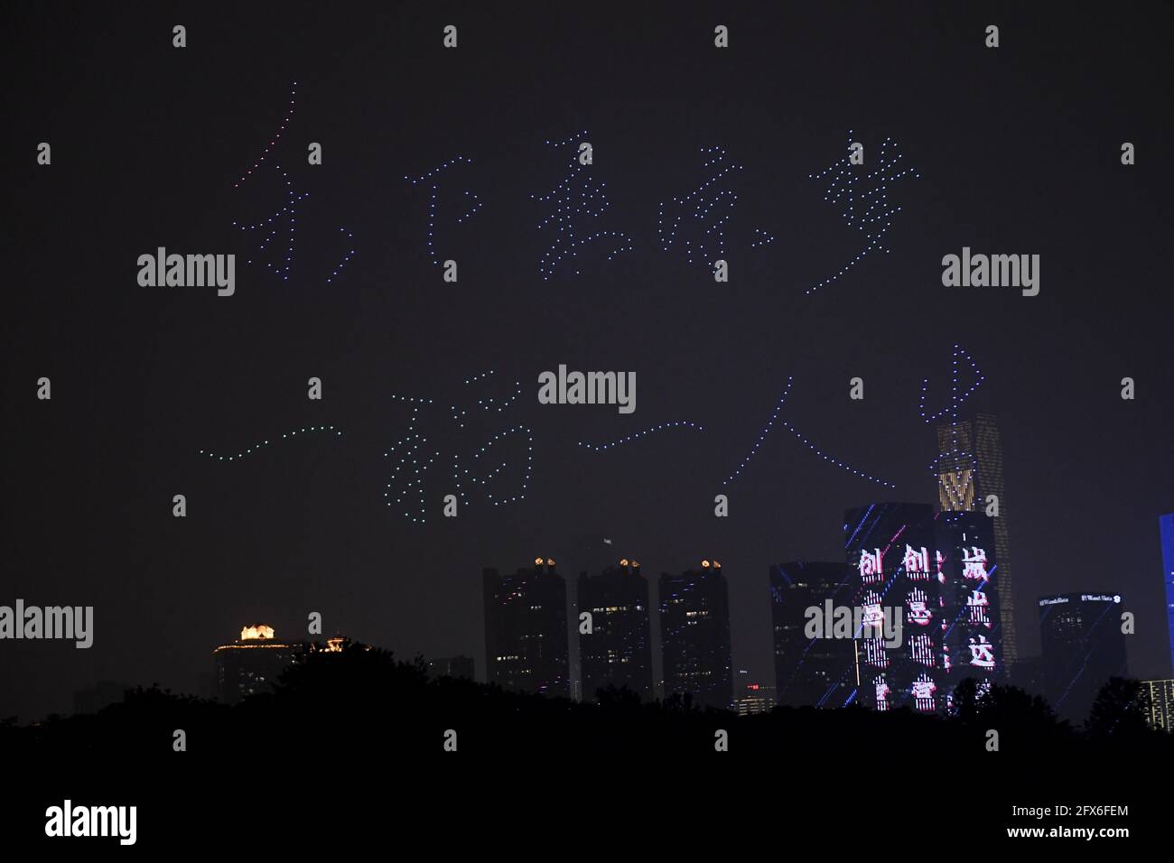 Changsha, Cina. 25 Maggio 2021. Uno spettacolo UAV viene eseguito per commemorare Yuan Longping, il padre del riso ibrido a Changsha, Hunan, Cina il 25 maggio 2021.(Photo by TPG/cnsphotos) Credit: TopPhoto/Alamy Live News Foto Stock