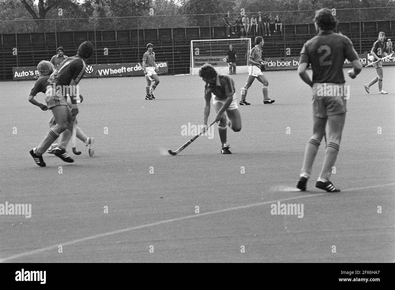 Hockey Netherlands / Australia 5-2, M. van Grimsberg (14) si allontana per il tifo dopo aver segnato per i Paesi Bassi, , 12 ottobre 1980, hockey su campo, I Paesi Bassi, foto agenzia stampa del XX secolo, notizie da ricordare, documentario, fotografia storica 1945-1990, storie visive, Storia umana del XX secolo, che cattura momenti nel tempo Foto Stock