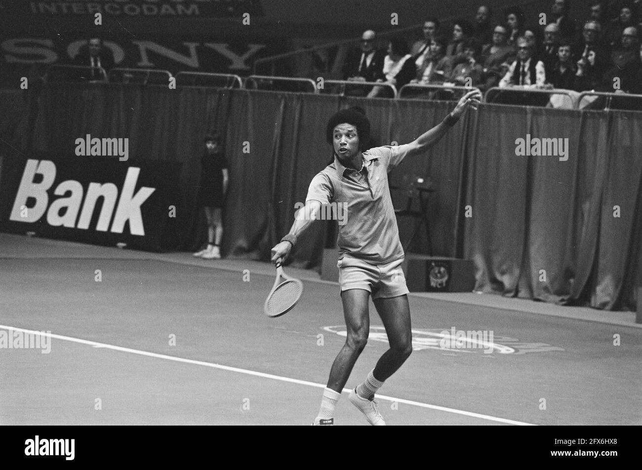 Torneo mondiale di tennis ABN a Rotterdam; Arthur Ashe in azione, 1 marzo 1975, tennis, tornei, I Paesi Bassi, foto agenzia stampa del XX secolo, notizie da ricordare, documentario, fotografia storica 1945-1990, storie visive, Storia umana del XX secolo, che cattura momenti nel tempo Foto Stock