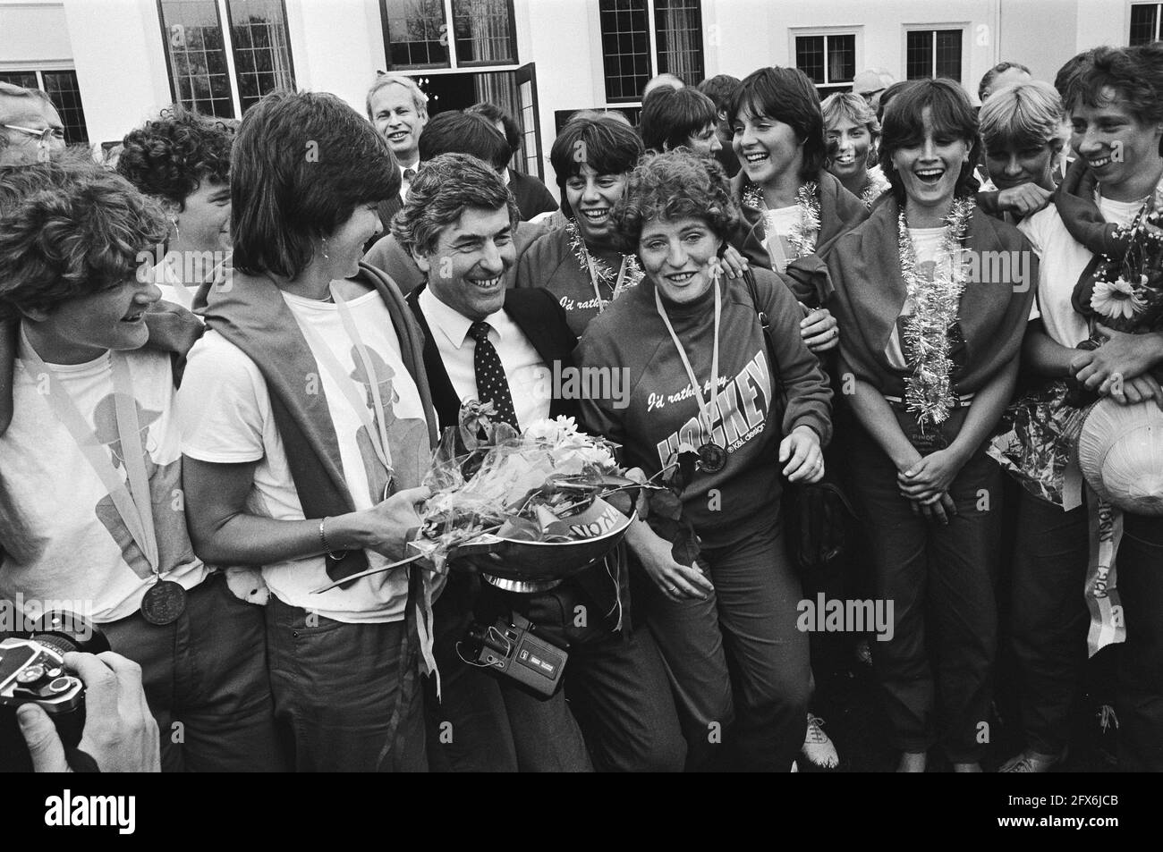 hockey da campo, premi sportivi, donne, ritratti di gruppo, primi ministri, 25 aprile 1983, ritratti di gruppo, hockey da campo, primi ministri, Premi sportivi, donne, Paesi Bassi, foto agenzia stampa del XX secolo, notizie da ricordare, documentario, fotografia storica 1945-1990, storie visive, Storia umana del XX secolo, che cattura momenti nel tempo Foto Stock