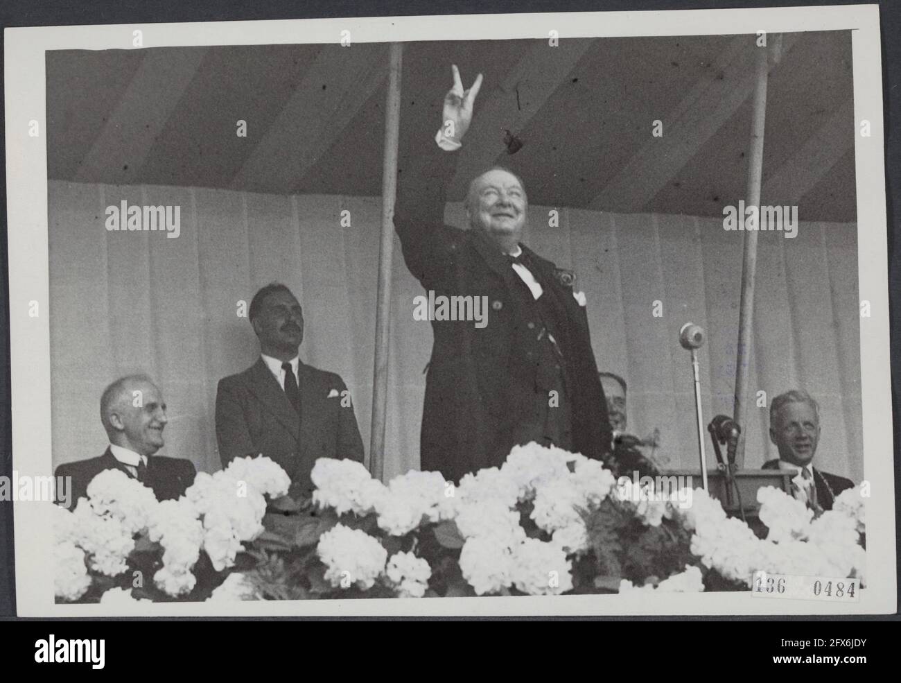 Premier de Quay su Aruba. Con un pezzo di melone, 31 marzo 1961, offerte, Paesi Bassi, foto agenzia stampa del xx secolo, notizie da ricordare, documentario, fotografia storica 1945-1990, storie visive, Storia umana del XX secolo, che cattura momenti nel tempo Foto Stock