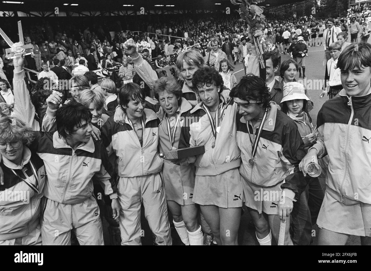 Torneo di hockey ad Amstelveen; Dutch Ladies After Victory, 16 giugno 1985, hockey su campo, Paesi Bassi, foto agenzia stampa del xx secolo, notizie da ricordare, documentario, fotografia storica 1945-1990, storie visive, Storia umana del XX secolo, che cattura momenti nel tempo Foto Stock