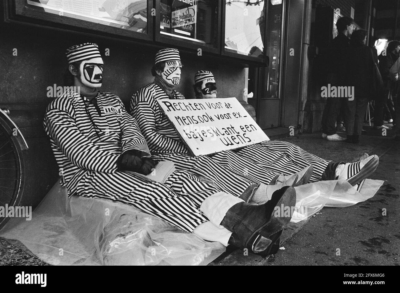 Sciopero della fame per la sostituzione degli alloggi da parte di ex prigionieri dell'Opvang, in abiti da prigione ad Amsterdam, 24 maggio 1983, prigionieri, scioperi della fame, Alloggio, rilievo, banner, Paesi Bassi, foto agenzia stampa del XX secolo, notizie da ricordare, documentario, fotografia storica 1945-1990, storie visive, Storia umana del XX secolo, che cattura momenti nel tempo Foto Stock