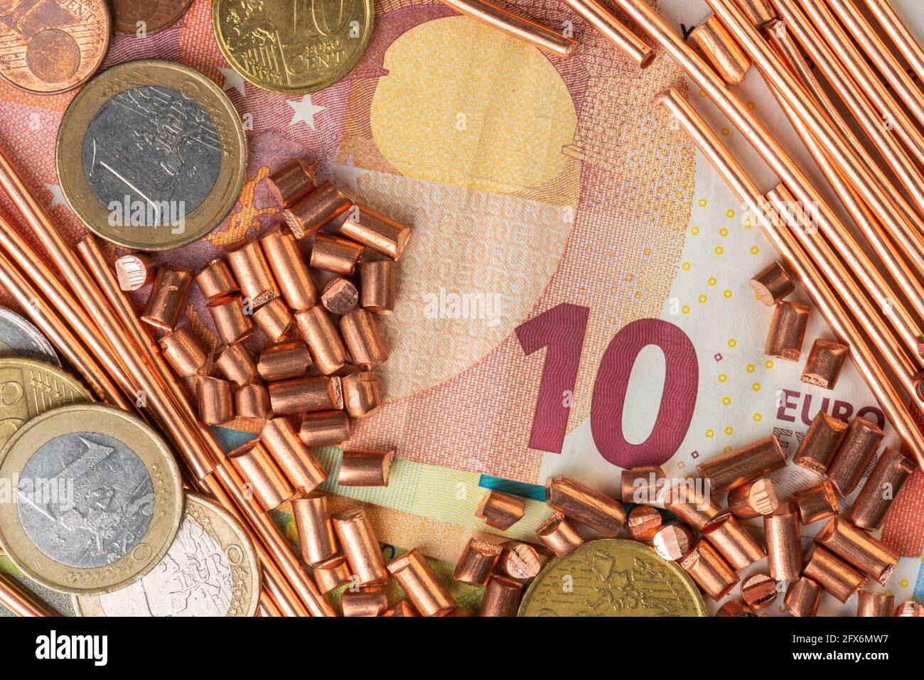 Banconota da dieci euro, monete e rottami di filo di rame vista dall'alto, commercio e investimento nel concetto di materie prime metalliche Foto Stock