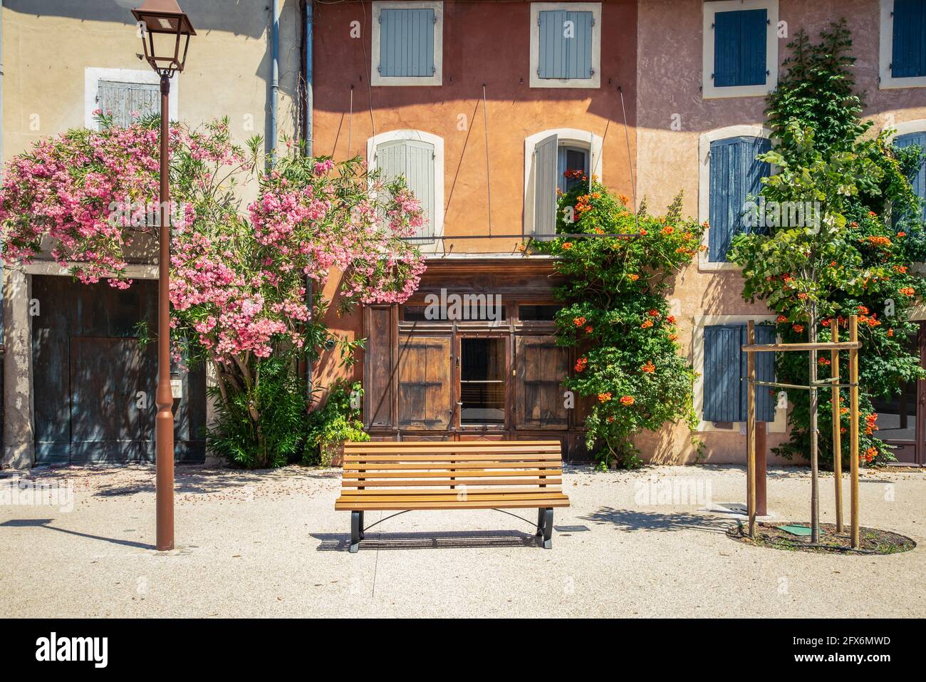 Piccola provenza tradizionale francese case di ingresso e la facciata circondato da piante e fiori con panca esterna Foto Stock