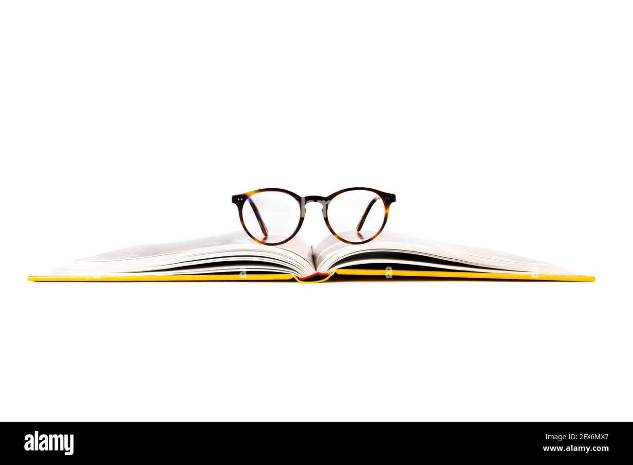 Libro aperto con occhiali da lettura isolato su sfondo bianco, vista frontale Foto Stock