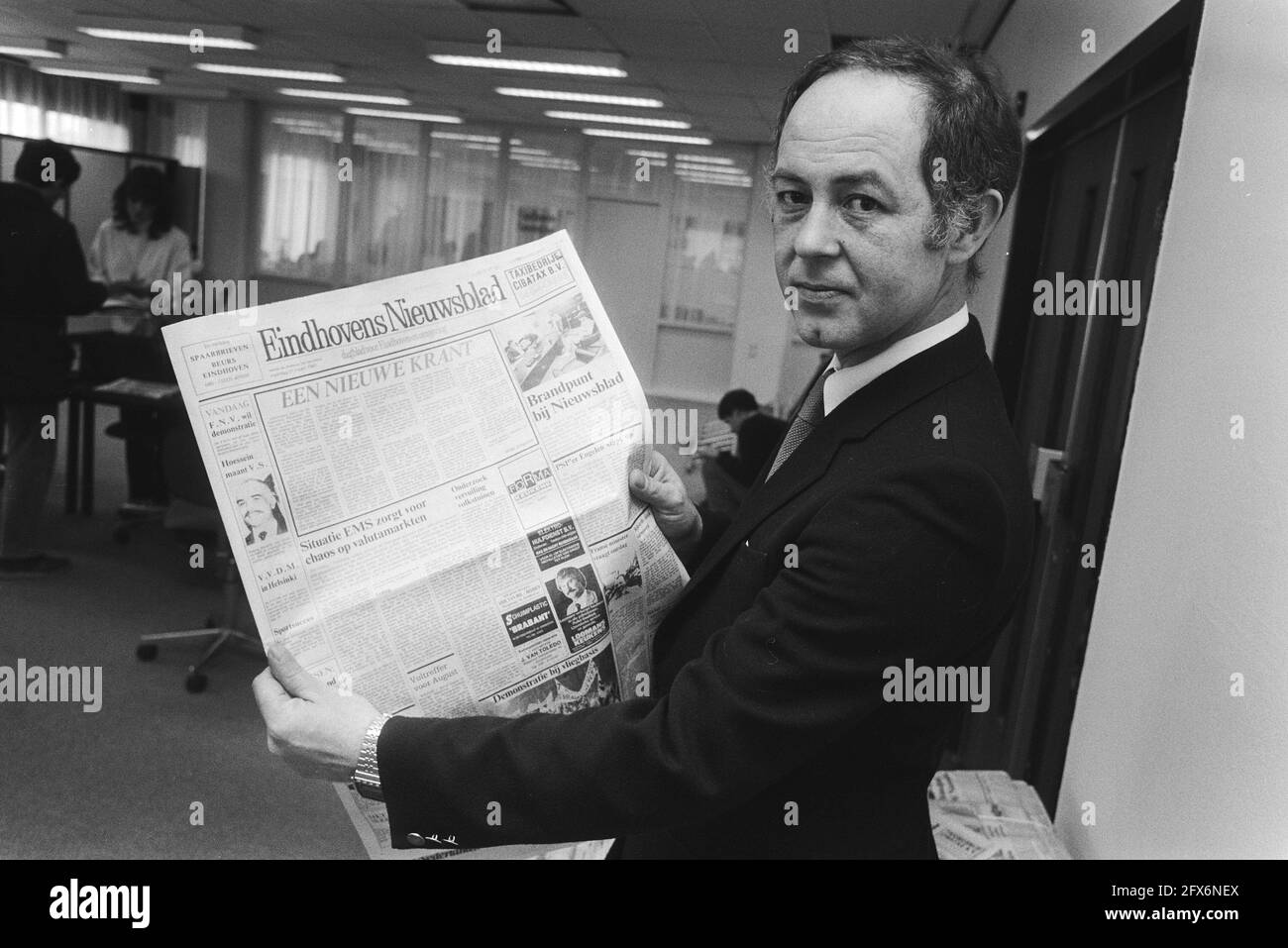 Redattore capo Jongsma con una copia, 21 marzo 1983, giornali, redattori, I Paesi Bassi, foto agenzia stampa del XX secolo, notizie da ricordare, documentario, fotografia storica 1945-1990, storie visive, Storia umana del XX secolo, che cattura momenti nel tempo Foto Stock