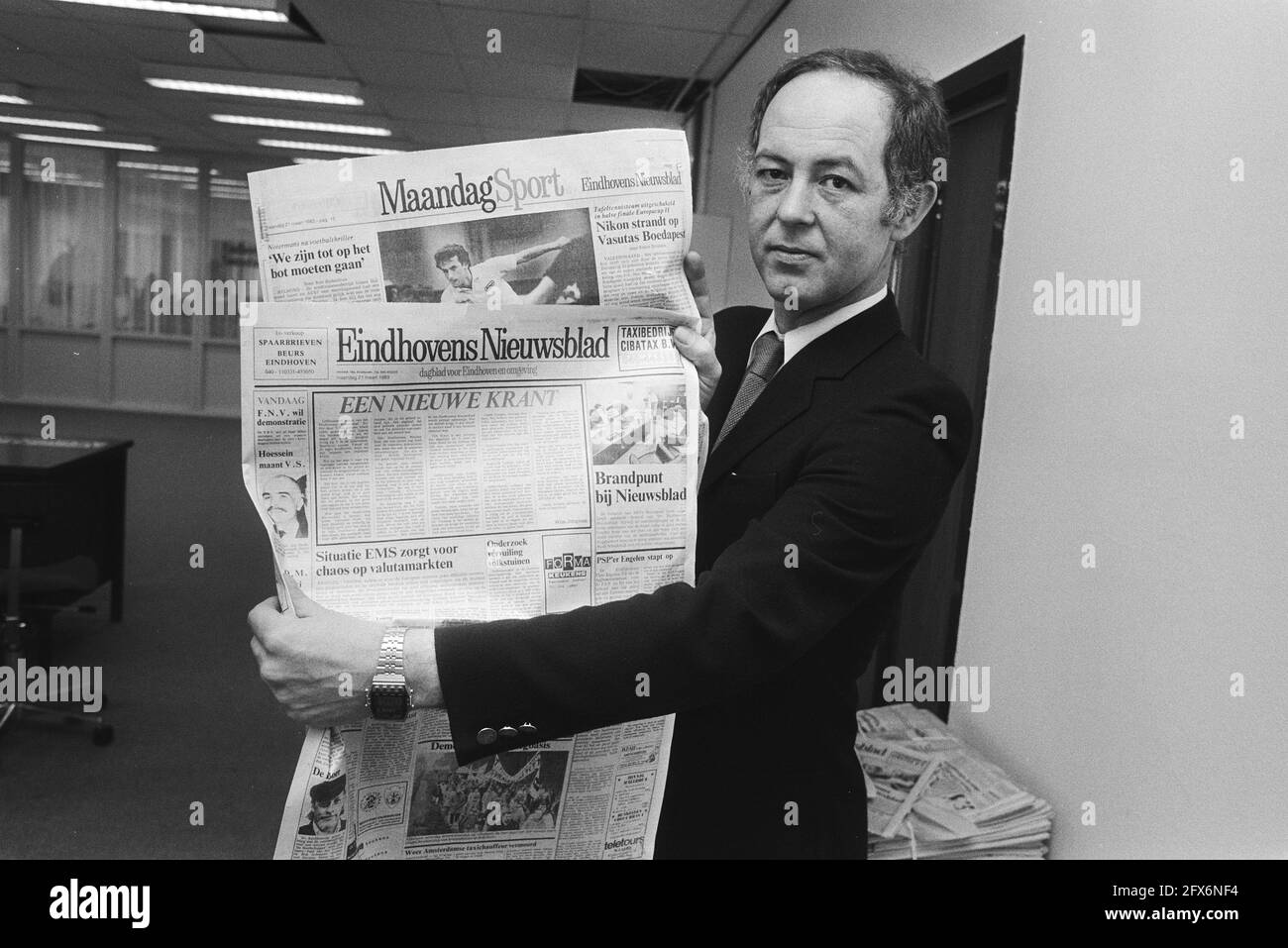 Redattore capo Jongsma con una copia, 21 marzo 1983, giornali, redattori, I Paesi Bassi, foto agenzia stampa del XX secolo, notizie da ricordare, documentario, fotografia storica 1945-1990, storie visive, Storia umana del XX secolo, che cattura momenti nel tempo Foto Stock