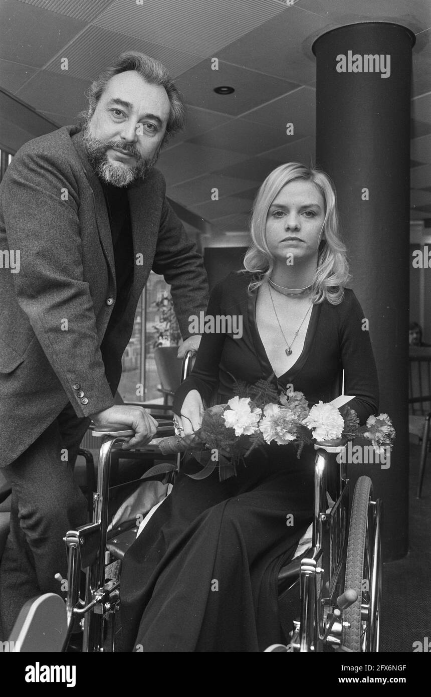 Guida l'attrice Ans Beentjes in sedia a rotelle con il regista Roland  Verhavert alla prima del film De Loteling nel teatro della città di  Amsterdam. Subito dopo la ripresa del film, Beentjes