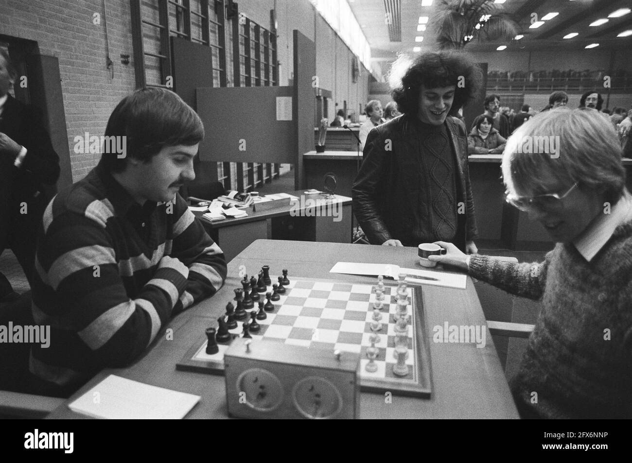 Torneo di Scacchi di Hoogovens a Wijk aan Zee, sesto round. 2.3 Van der Wiel contro Chandler (r.), (m., in piedi) Nunn, 4.5 Nunn in azione, 22 gennaio 1982, scacchi, tornei, I Paesi Bassi, foto agenzia stampa del XX secolo, notizie da ricordare, documentario, fotografia storica 1945-1990, storie visive, Storia umana del XX secolo, che cattura momenti nel tempo Foto Stock