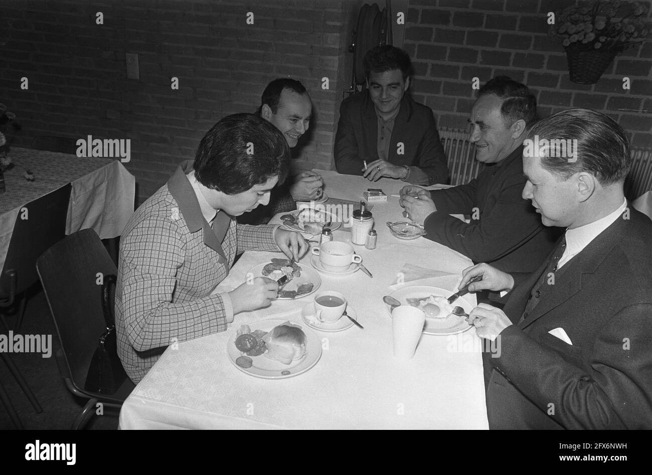 Giocatori di scacchi del torneo di scacchi di Hoogoven a pranzo, 24 gennaio 1969, pranzi, scacchi, Giocatori di scacchi, tornei, Paesi Bassi, foto agenzia stampa del XX secolo, notizie da ricordare, documentario, fotografia storica 1945-1990, storie visive, Storia umana del XX secolo, che cattura momenti nel tempo Foto Stock