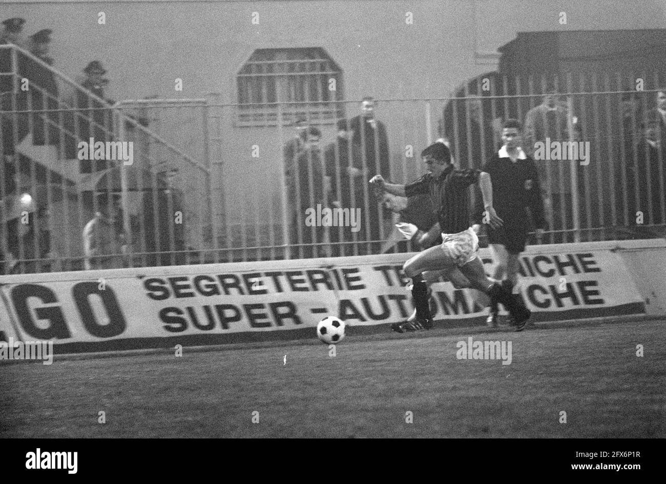 AC Milano contro Feyenoord 1-0 Europa Cup i . Action, 12 novembre 1969, sport, calcio, Paesi Bassi, foto agenzia stampa del xx secolo, notizie da ricordare, documentario, fotografia storica 1945-1990, storie visive, Storia umana del XX secolo, che cattura momenti nel tempo Foto Stock