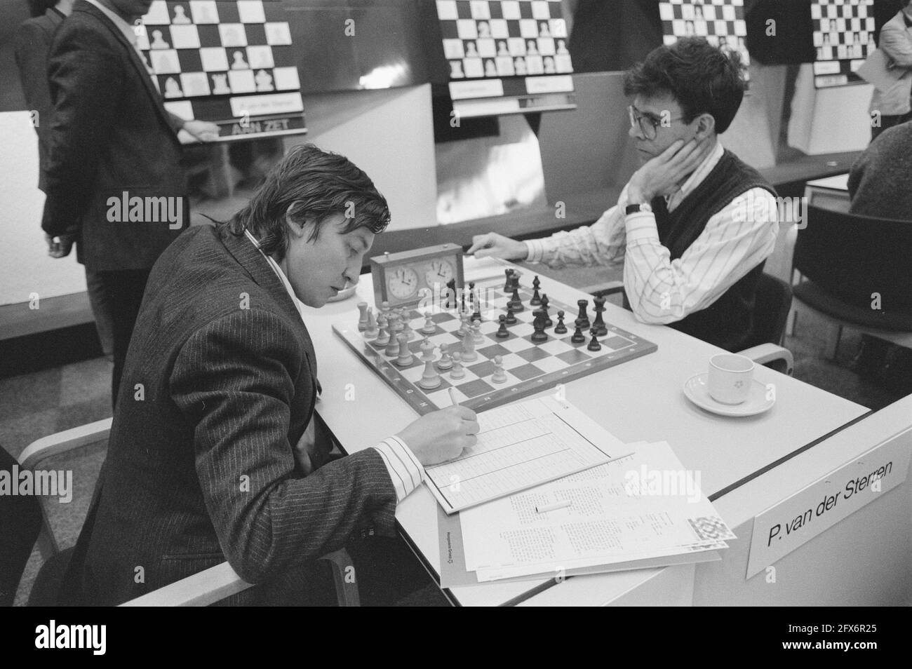 Torneo di scacchi di Hoogovens; Paul van der Stranden (r) contro Anatoli Karpov, 12 gennaio 1988, scacchi, Paesi Bassi, foto agenzia stampa del xx secolo, notizie da ricordare, documentario, fotografia storica 1945-1990, storie visive, Storia umana del XX secolo, che cattura momenti nel tempo Foto Stock