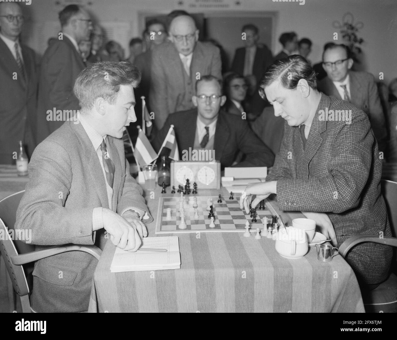 Peter Hugh Clarke (a sinistra) e Donner (a destra), 26 novembre 1957, Scacchi, Paesi Bassi, foto agenzia stampa del xx secolo, notizie da ricordare, documentario, fotografia storica 1945-1990, storie visive, Storia umana del XX secolo, che cattura momenti nel tempo Foto Stock