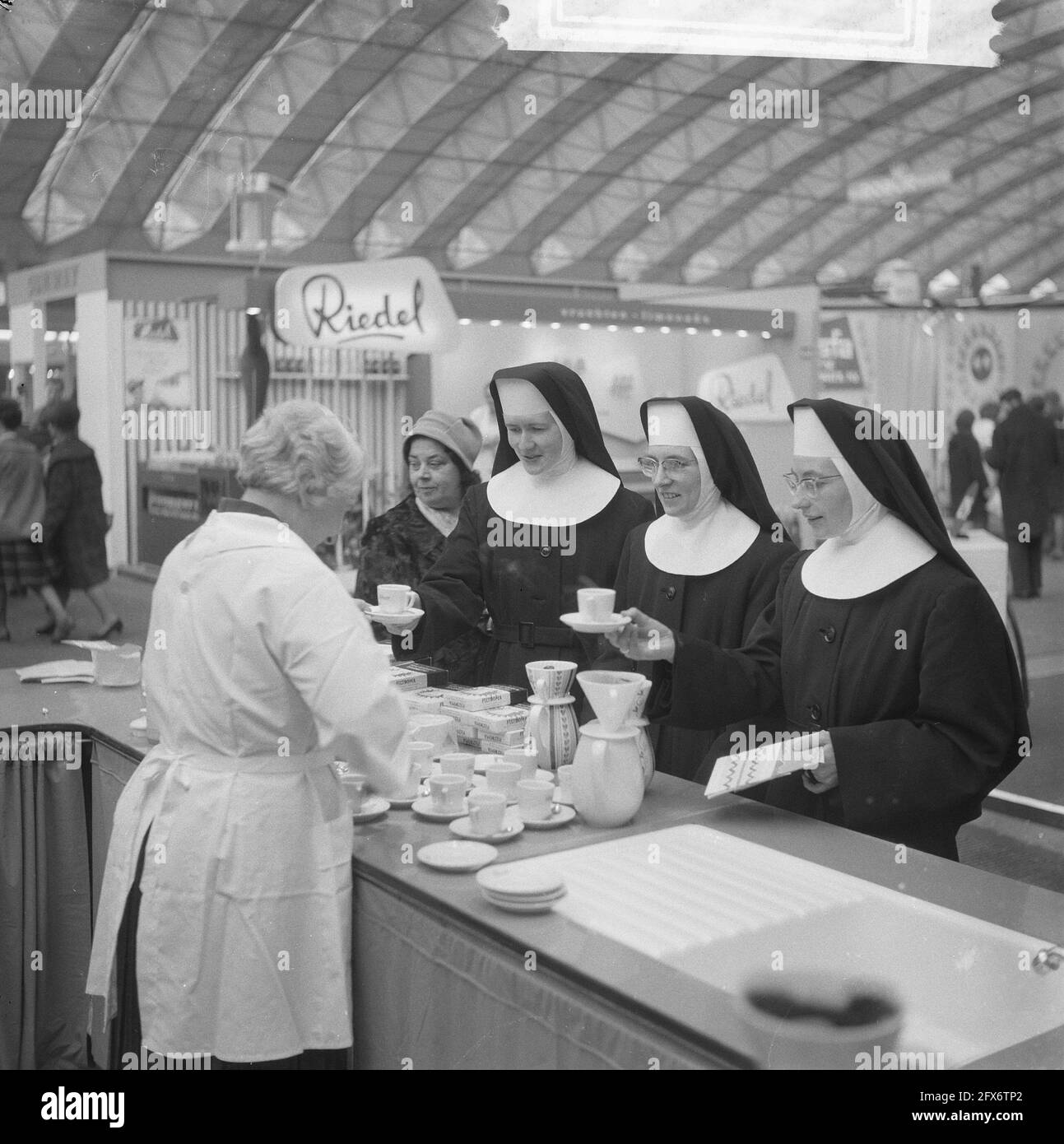 Huishoudbeurs in RAI Amsterdam ha aperto l'interesse delle monache per i filtri del caffè, il 5 aprile 1962, fiere della casa, filtri del caffè, Monache, Paesi Bassi, foto agenzia stampa del XX secolo, notizie da ricordare, documentario, fotografia storica 1945-1990, storie visive, Storia umana del XX secolo, che cattura momenti nel tempo Foto Stock