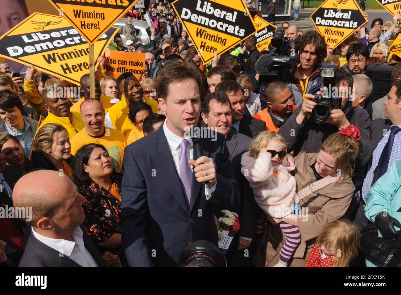 Nick Clegg, leader dei liberaldemocratici, si è impegnato nelle elezioni generali del 2010 in occasione di un raduno pubblico. Montpelier vale, Blackheath, Londra, Regno Unito. 3 maggio 2010 Foto Stock