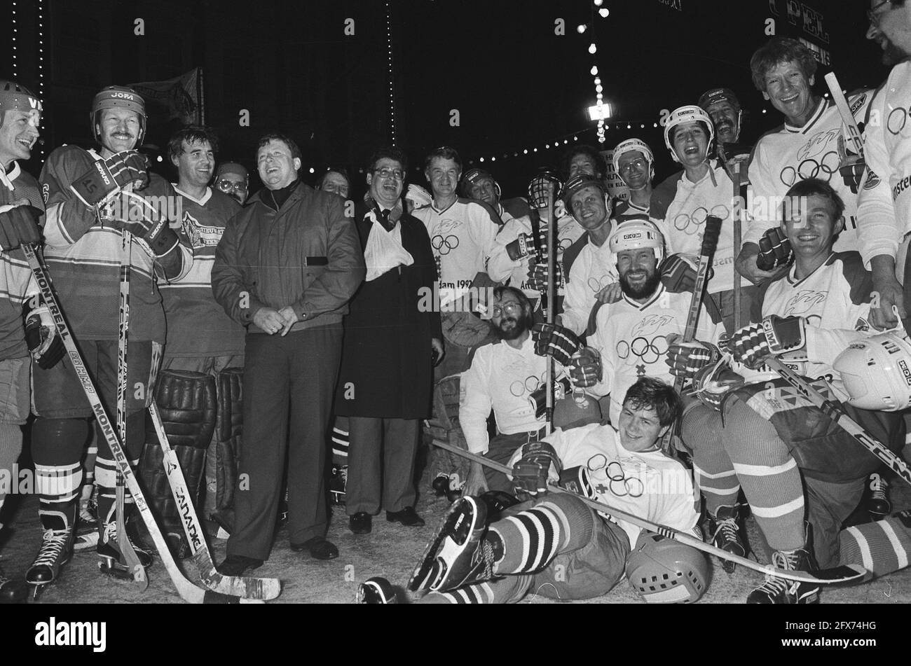 Partita di hockey su ghiaccio su Leidseplein ad Amsterdam tra i membri del College of B&amp;W e i consiglieri di Amsterdam e Nieuw Amsterdam, 14 dicembre 1985, BURGEMEESTERS, IJSHOCKEY, Consigli comunali, Paesi Bassi, foto agenzia stampa del XX secolo, notizie da ricordare, documentario, fotografia storica 1945-1990, storie visive, Storia umana del XX secolo, che cattura momenti nel tempo Foto Stock