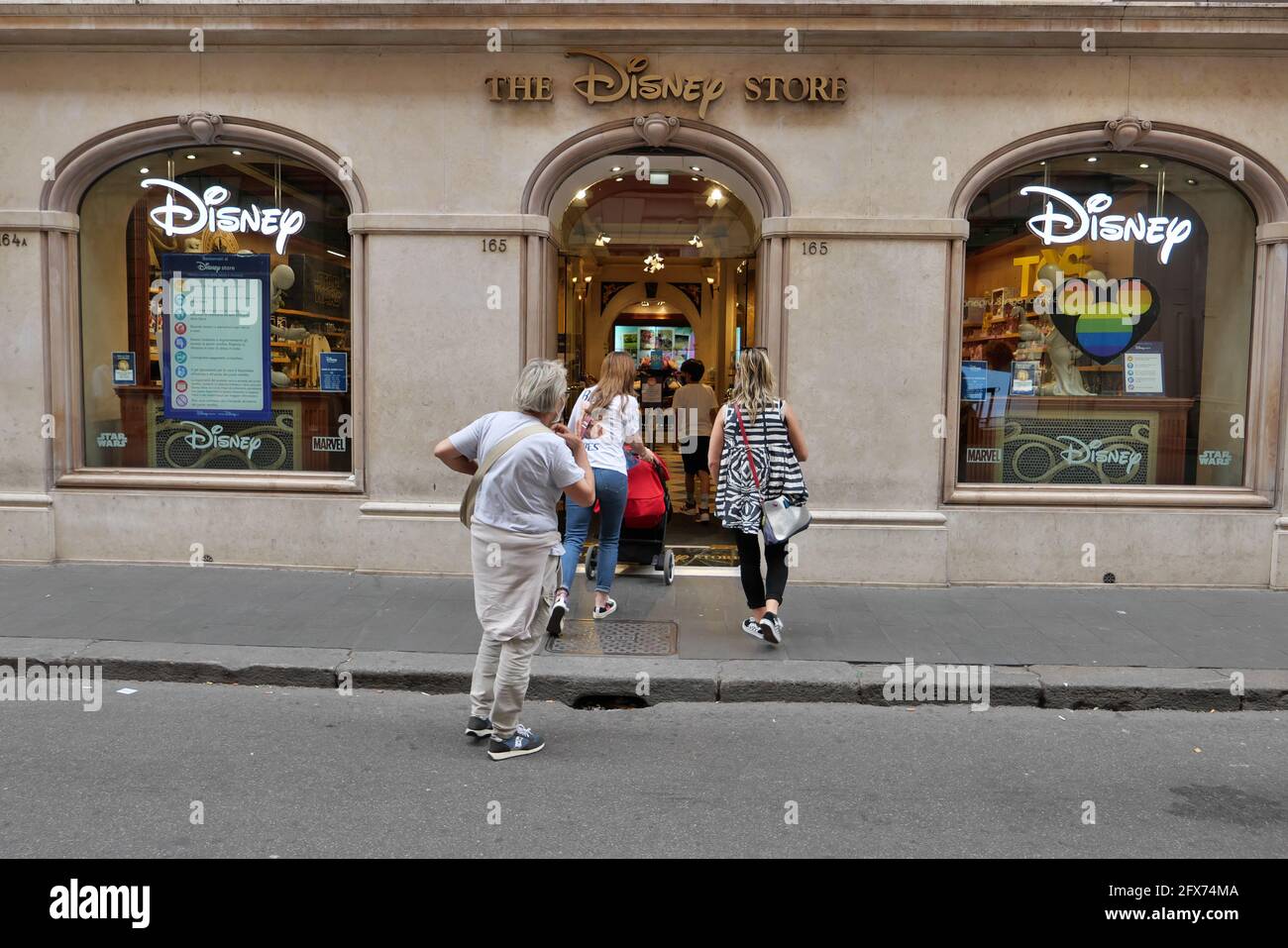 L'ENTRATA DEL NEGOZIO DISNEY IN CORSO STREET Foto Stock