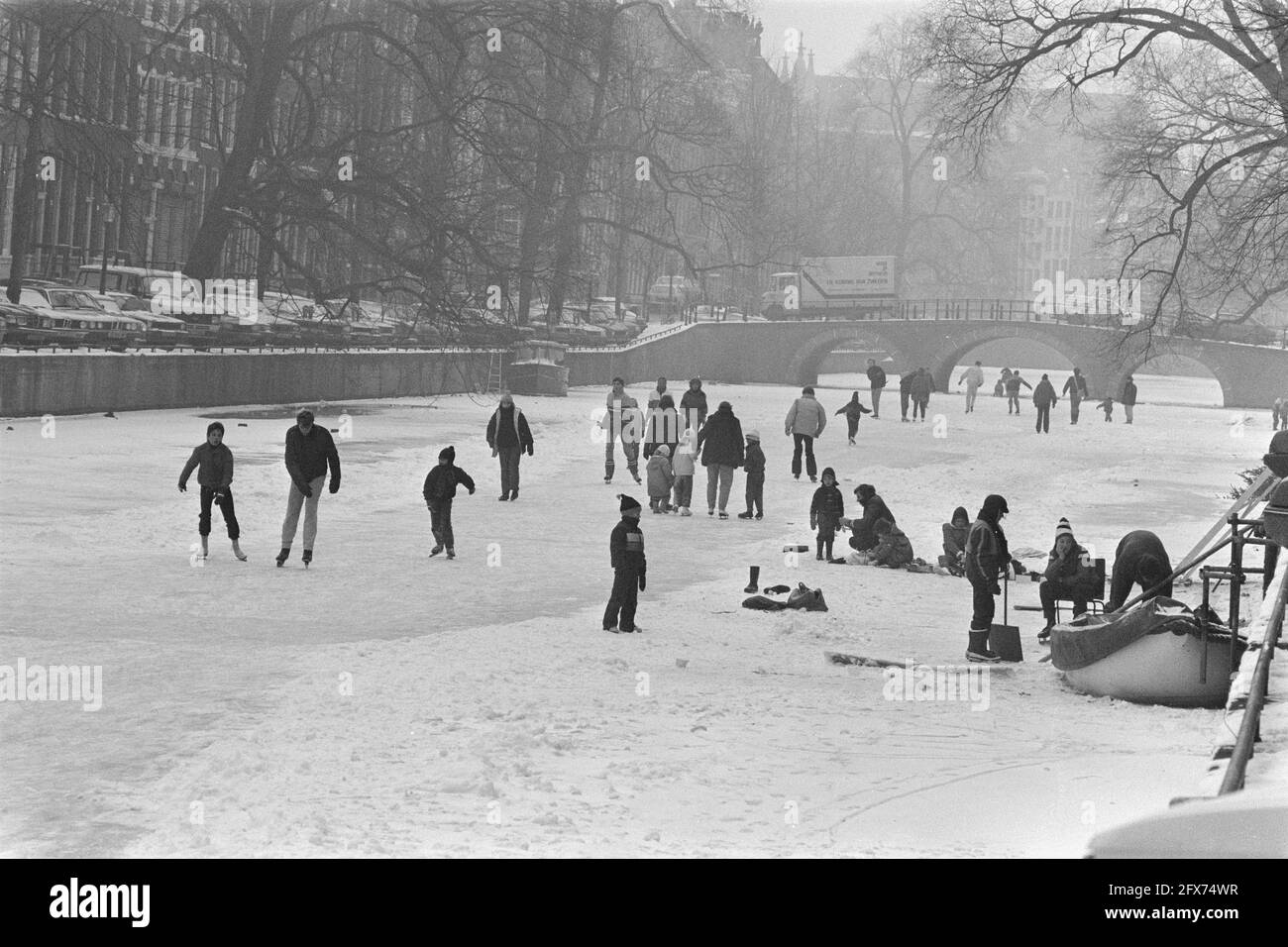 Divertimento su ghiaccio sui canali di Amsterdam; i bambini si divertono sul ghiaccio del Keizersgracht ad Amsterdam, 16 gennaio 1985, Bambini, canali, Ice Fun, Paesi Bassi, foto agenzia stampa del XX secolo, notizie da ricordare, documentario, fotografia storica 1945-1990, storie visive, Storia umana del XX secolo, che cattura momenti nel tempo Foto Stock