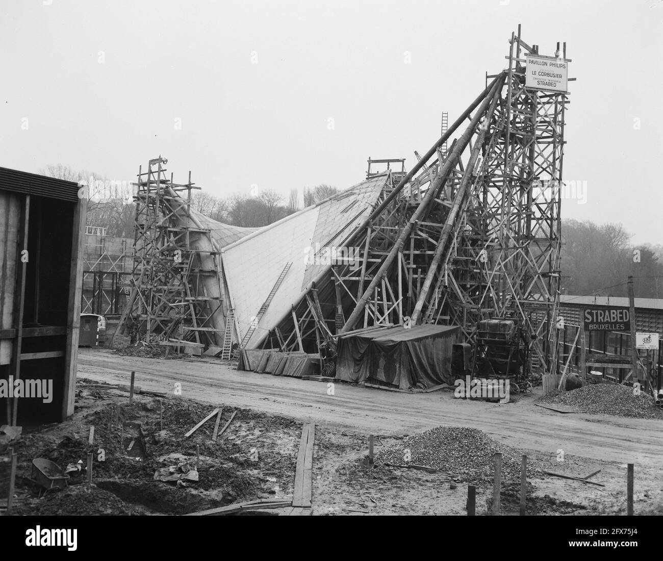 In costruzione Philip Pavilion dell'architetto le Corbusier, presso la sede della fiera mondiale di Bruxelles, 13 novembre 1957, costruzione, padiglioni, I Paesi Bassi, foto agenzia stampa del XX secolo, notizie da ricordare, documentario, fotografia storica 1945-1990, storie visive, Storia umana del XX secolo, che cattura momenti nel tempo Foto Stock