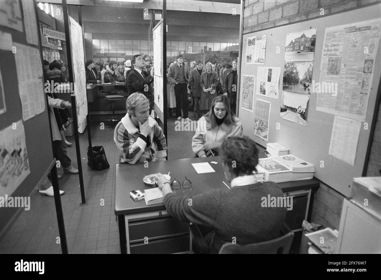 Nell'edificio Herhuisvesting Amsterdam ha iniziato la registrazione per le prime 500 nuove case a Purmerend, 1 dicembre 1980, registrazioni, nuove case, Mercato immobiliare, cacciatori di case, Paesi Bassi, foto agenzia stampa del XX secolo, notizie da ricordare, documentario, fotografia storica 1945-1990, storie visive, Storia umana del XX secolo, che cattura momenti nel tempo Foto Stock