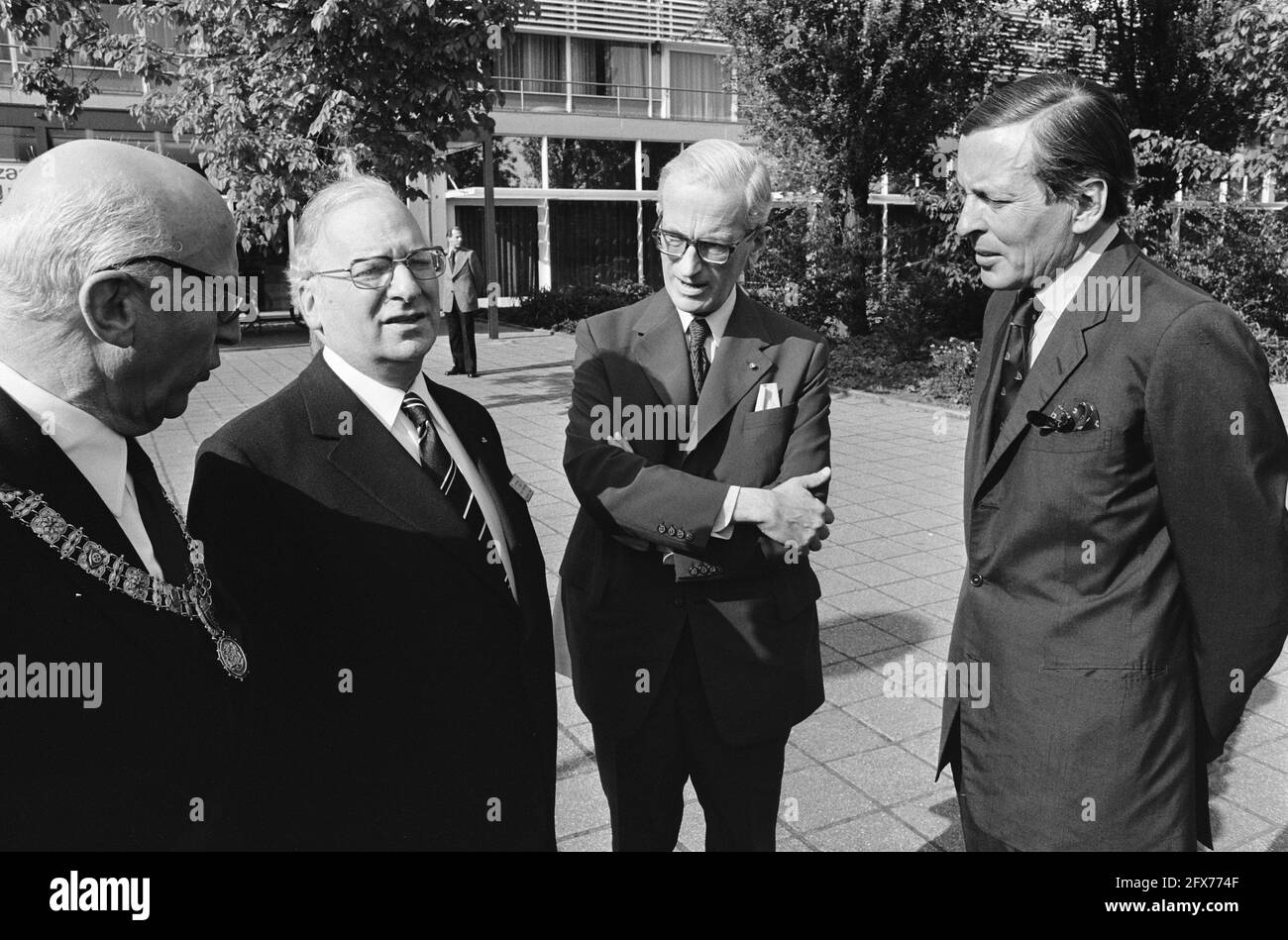 Il principe Claus con il sig. Asscher alla sua sinistra e il sindaco Samkalden all'estrema sinistra (metà visibile), 20 maggio 1975, sindaci, congressi, princes, Paesi Bassi, foto agenzia stampa del XX secolo, notizie da ricordare, documentario, fotografia storica 1945-1990, storie visive, Storia umana del XX secolo, che cattura momenti nel tempo Foto Stock