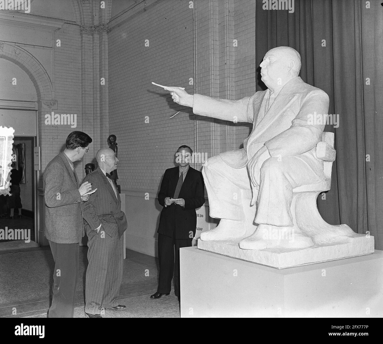 Dal 29 aprile al 30 maggio, in occasione del settantesimo compleanno dello scultore Hildo Krop, il museo stedelijk di Amsterdam allestirà una mostra delle sue opere. Una delle ultime opere dello scultore, raffigurante l'artista di Anversa Ospomer, 29 aprile 1954, sculture, sculture, mostre, I Paesi Bassi, foto agenzia stampa del XX secolo, notizie da ricordare, documentario, fotografia storica 1945-1990, storie visive, Storia umana del XX secolo, che cattura momenti nel tempo Foto Stock