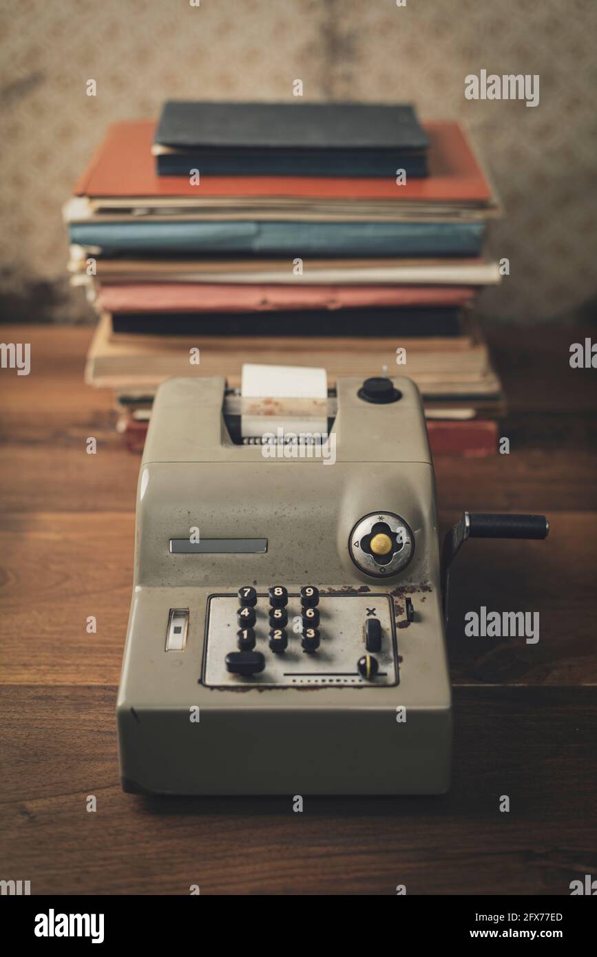 Calcolatrice d'epoca con maniglia e rotolo di carta sul banco del  contabile, sul concetto finanziario e aziendale Foto stock - Alamy
