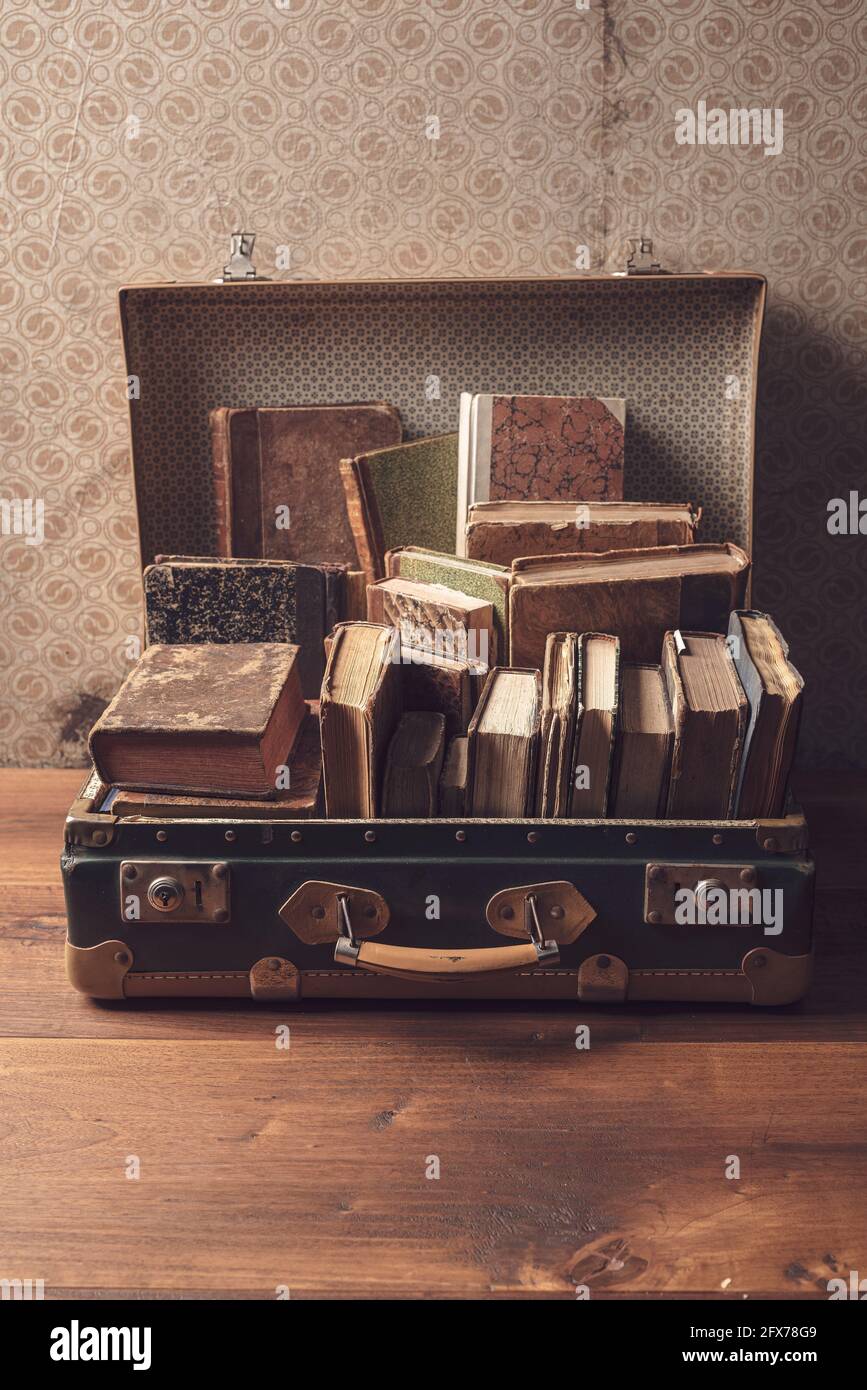 Vecchia valigia piena di libri e romanzi d'epoca, lettura e concetto di  viaggio Foto stock - Alamy