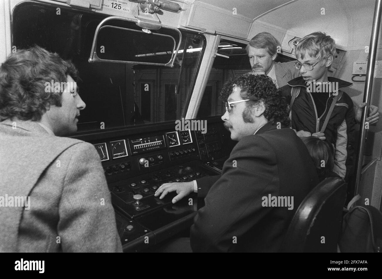 Treno informativo NS per reclutare personale; nella foto dell'Aia, dove un autista del treno spiega qualcosa alle parti interessate, 14 aprile 1980, PARTI INTERESSATE, FOTO, PERSONALE, macchinisti, Paesi Bassi, foto agenzia stampa del XX secolo, notizie da ricordare, documentario, fotografia storica 1945-1990, storie visive, Storia umana del XX secolo, che cattura momenti nel tempo Foto Stock