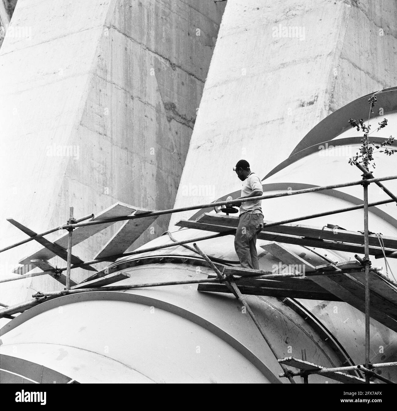 Progetto Inga, diga nel fiume Zaire: Lavoratore su un molo presso una linea di fornitura di turbine, 24 ottobre 1973, lavoratori, condotte, Fiumi, moli, dighe, turbine, Paesi Bassi, foto agenzia stampa del xx secolo, notizie da ricordare, documentario, fotografia storica 1945-1990, storie visive, Storia umana del XX secolo, che cattura momenti nel tempo Foto Stock