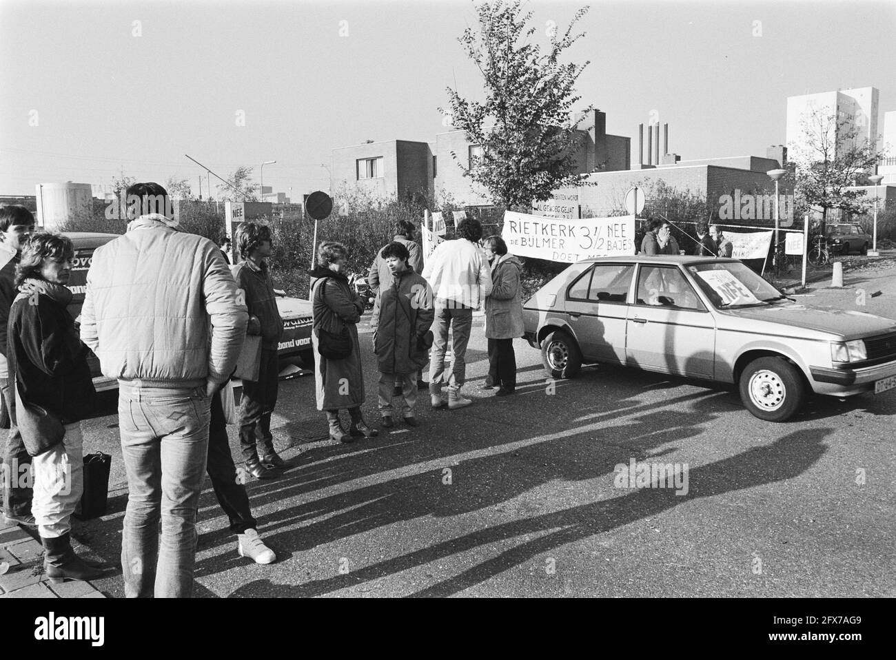 L'ingresso a Bijlmerbajes bloccato contro le riduzioni salariali, 7 novembre 1983, blocchi, prigioni, Politica salariale e dei prezzi, Paesi Bassi, foto dell'agenzia stampa del XX secolo, notizie da ricordare, documentario, fotografia storica 1945-1990, storie visive, Storia umana del XX secolo, che cattura momenti nel tempo Foto Stock