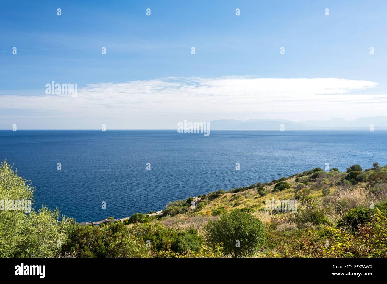 Splendido oceano blu e tipica vegetazione mediterranea nella riserva naturale di Zingaro, sulla costa siciliana Foto Stock