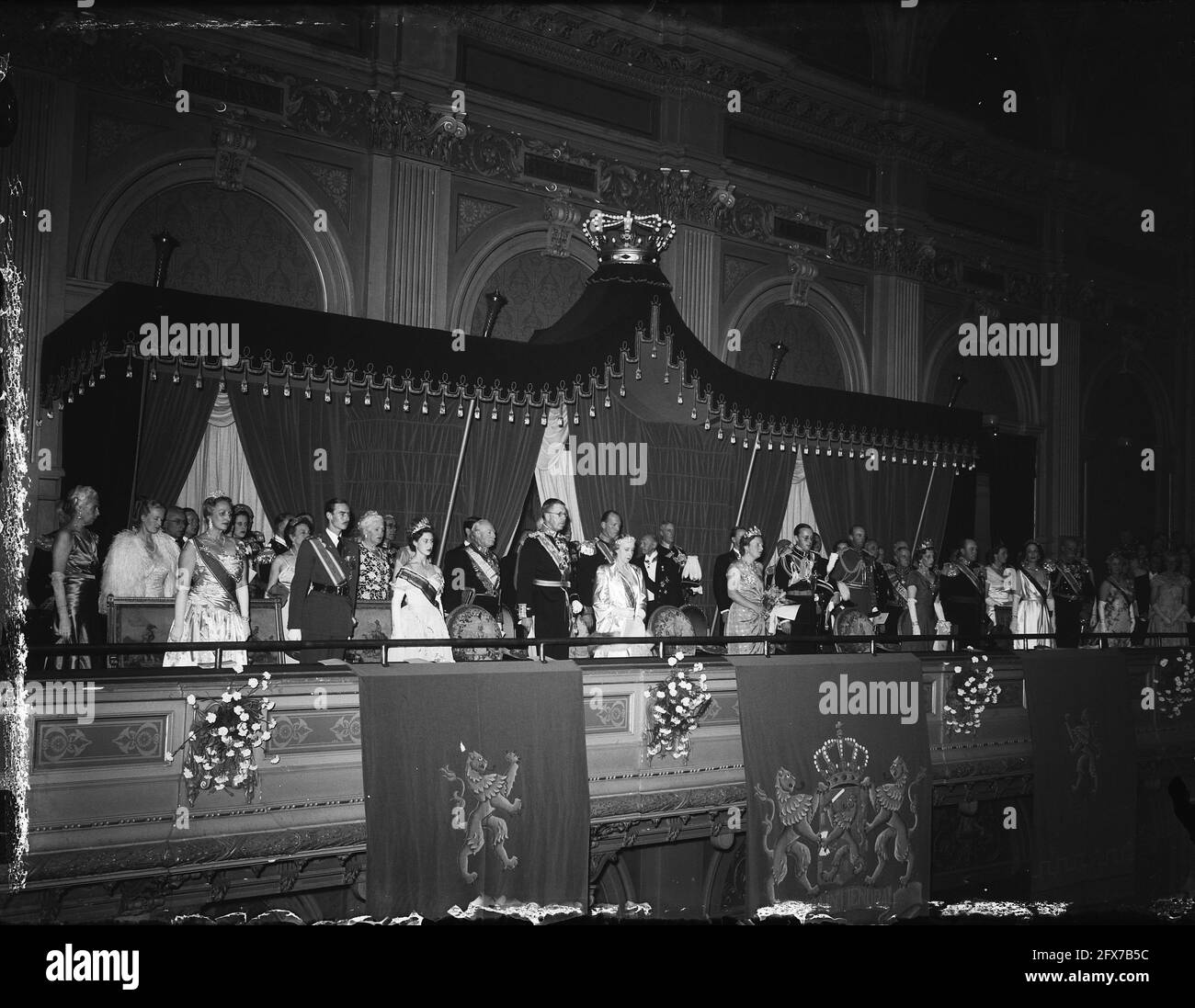 Inaugurazione della Regina Giuliana. Chiusura ufficiale della settimana dei festeggiamenti. Concerto di gala presso il Concertgebouw di Amsterdam, con la Concertgebouw Orchestra, diretta da Eduard van Beinum. Panoramica del Lodge onorario con gli ospiti reali stranieri. Da sinistra a destra Principessa ereditaria Märtha (Norvegia), Granduca Jean (Lussemburgo), Principessa Margherita (Inghilterra), Principe ereditario Gustaf Adolf (Svezia), Regina Madre Elisabetta (Belgio), la coppia reale, Principessa ereditaria Louise (Svezia) e Principe ereditario Olav (Norvegia), 7 settembre 1948, concerti, inaugurazioni, Famiglia reale, musica, Paesi Bassi, 20 Foto Stock